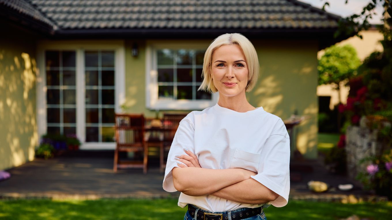 Bestemt kvinne foran bolig