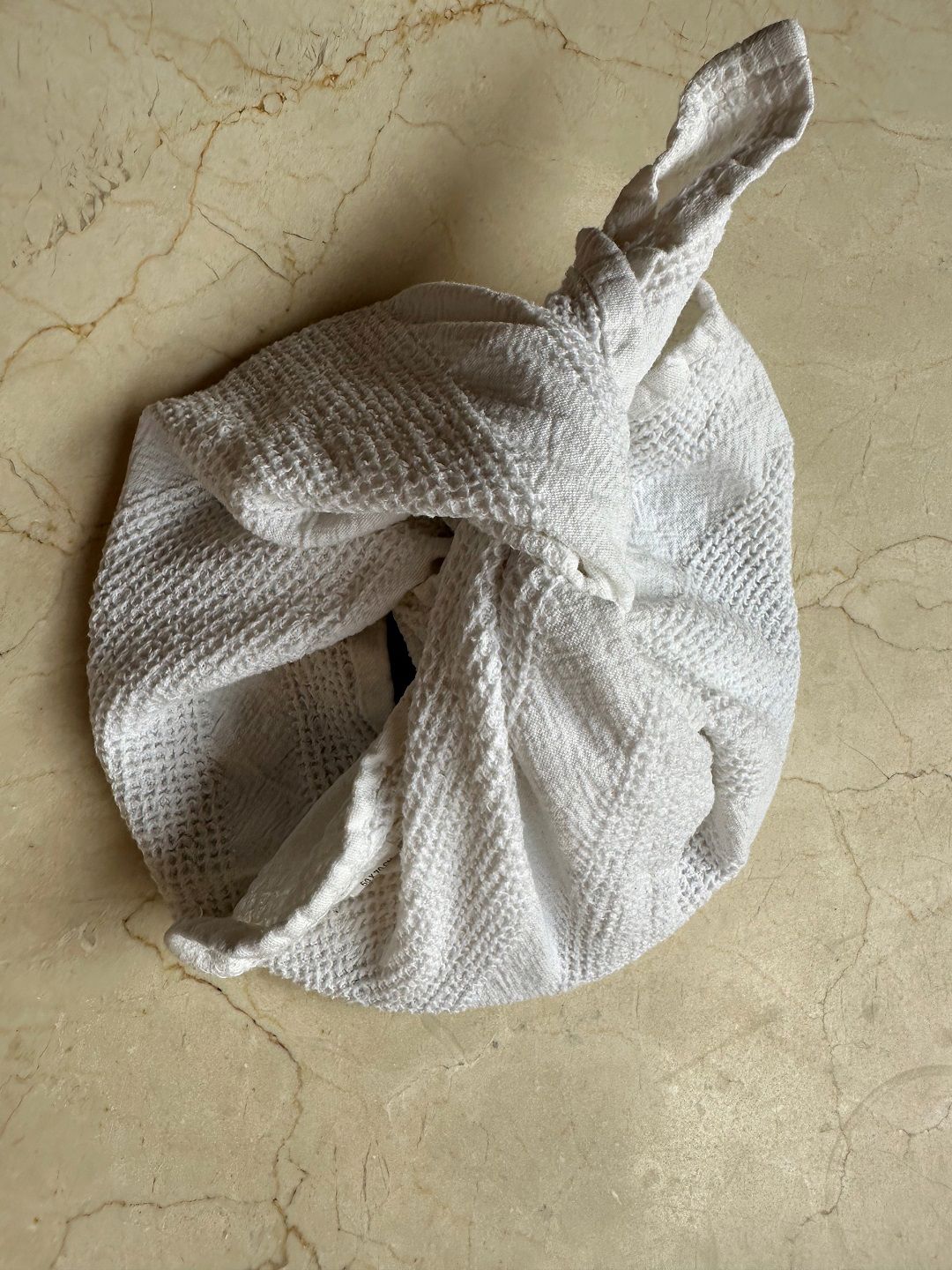 Et håndkle dyppet i en blanding av vann, eddik, såpe, natron og sitron. Knyttes rundt et lokk, og brukes til å rengjøre tekstiler.