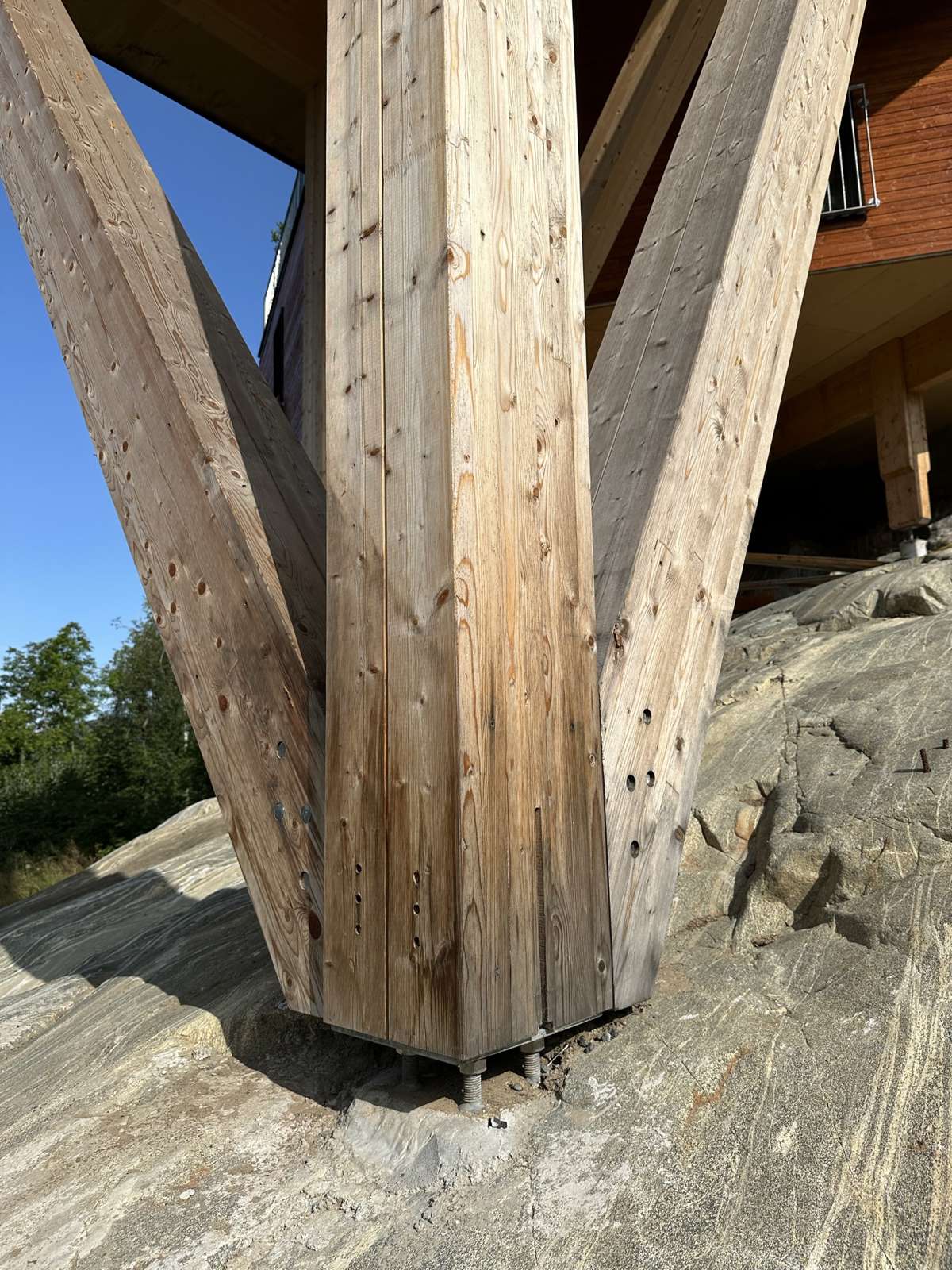 FUTURISTISK: Det arkitekttegnede huset til Tor Helge Dokka og familien hviler på seks massive tresøyler som er boret fast i fjellet. Terrenginngrepet er dermed minimalt. 