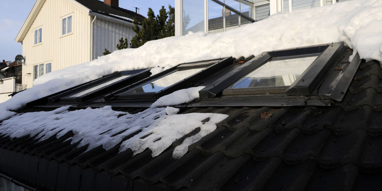 TAKVINDU: Smeltematter rundt vinduet hindrer isdannelse rundt takvinduet ditt. Foto: Nina Granlund Sæther.