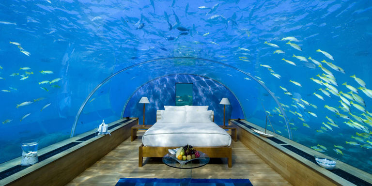 De færreste får oppleve denne type soverom, men reiser du til Maldivene, finner du dette på Conrad Maldives Hotel. Photo: Matador Network  