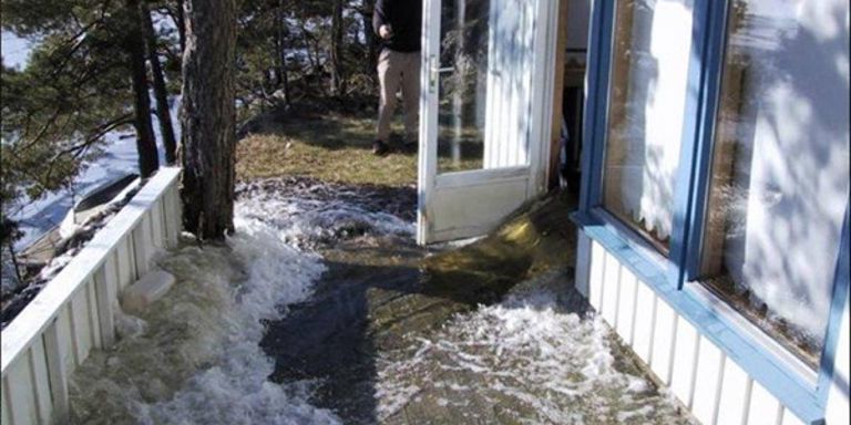 VANNSKADER: Før vinteren er du nødt til å stenge vannet på sommerhytta. Foto: Gjensidige
