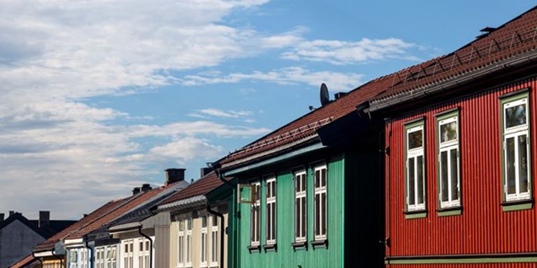 FARGENE FORSVINNER: Stadig flere hus males grå, men det finnes unntak som her på Vålerenga i Oslo. Foto: Svein Nordrum / NTB Scanpix