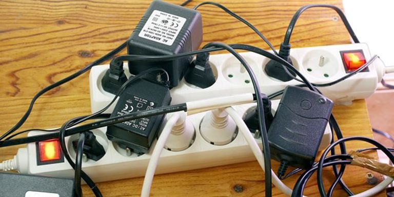 LEDNINGKAOS: Pass på å ha orden i kabler og ledninger, for å unngå brannfare. Foto: Science Photo Library / NTB Scanpix