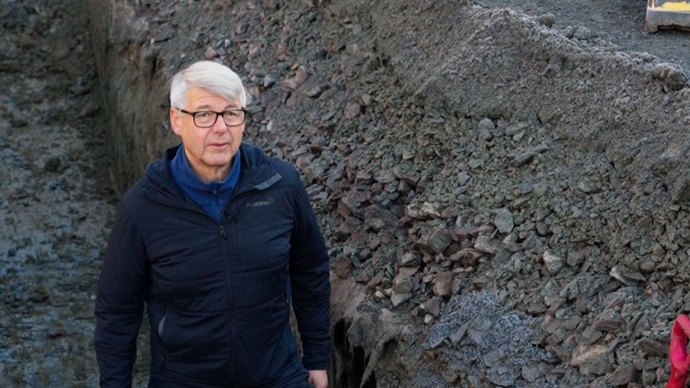 Generalsekretær Morten Andreas Meyer inspiserer ny vanngrøft