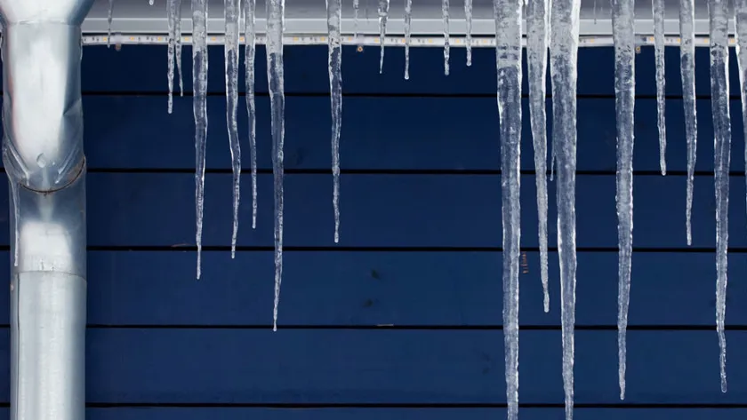 Istapper henger fra takrenne