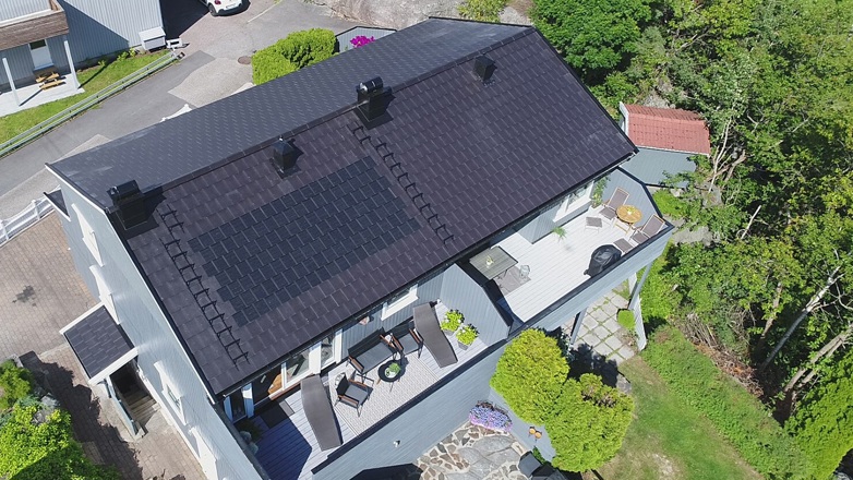 Solstein er vanlig takstein med solcellelaminat