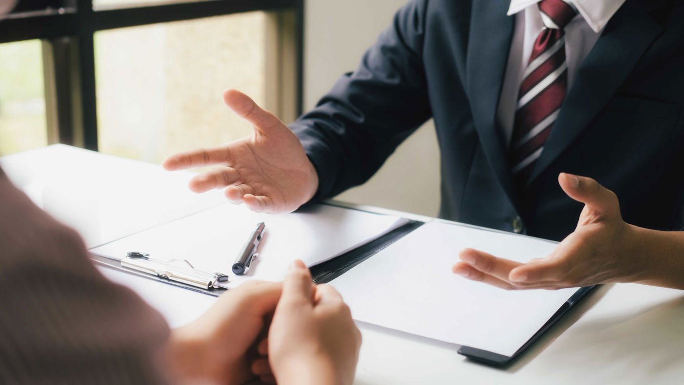 To mennesker diskuterer kontrakt