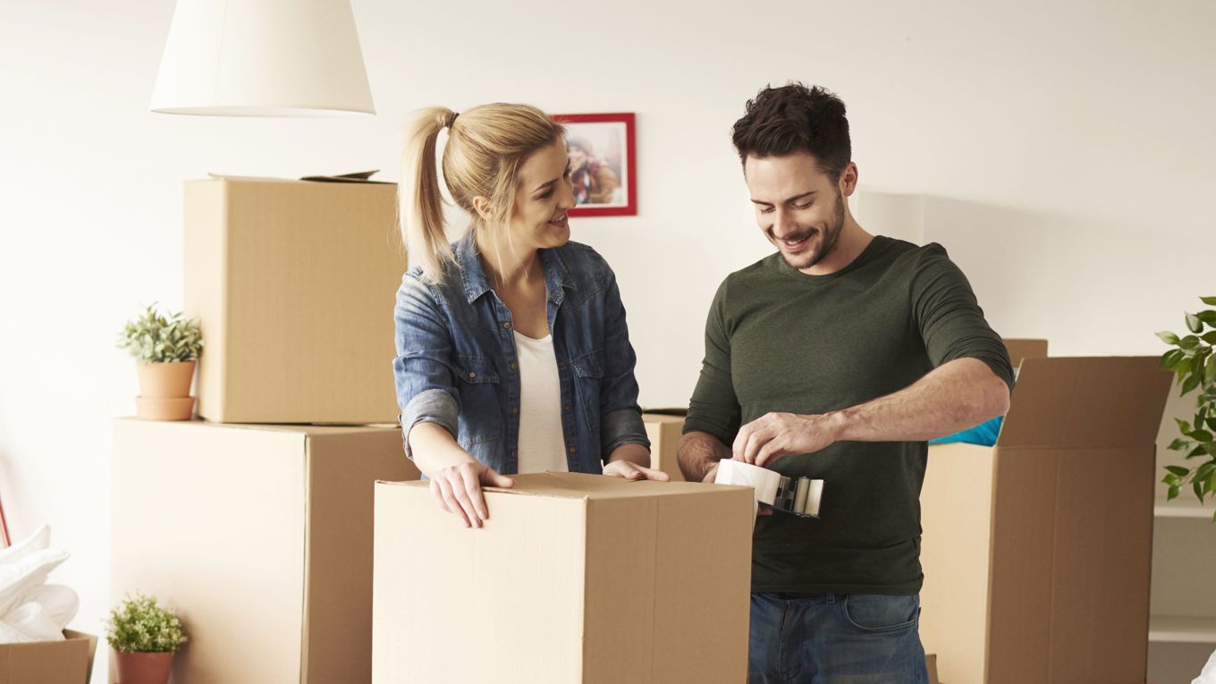 Et par som pakker ting i flytteesker