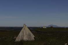 Ærfuglen foretrekker hus med tak, og slike hus har Snedrid Jakobsen bygget mange av Ærfuglen foretrekker hus med tak, og slike hus har Snedrid Jakobsen bygget mange av.