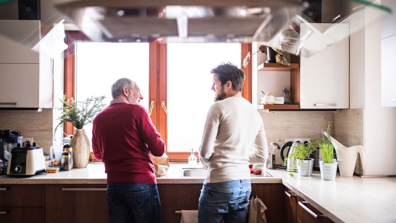 Far og sønn ved kjøkkenbenken