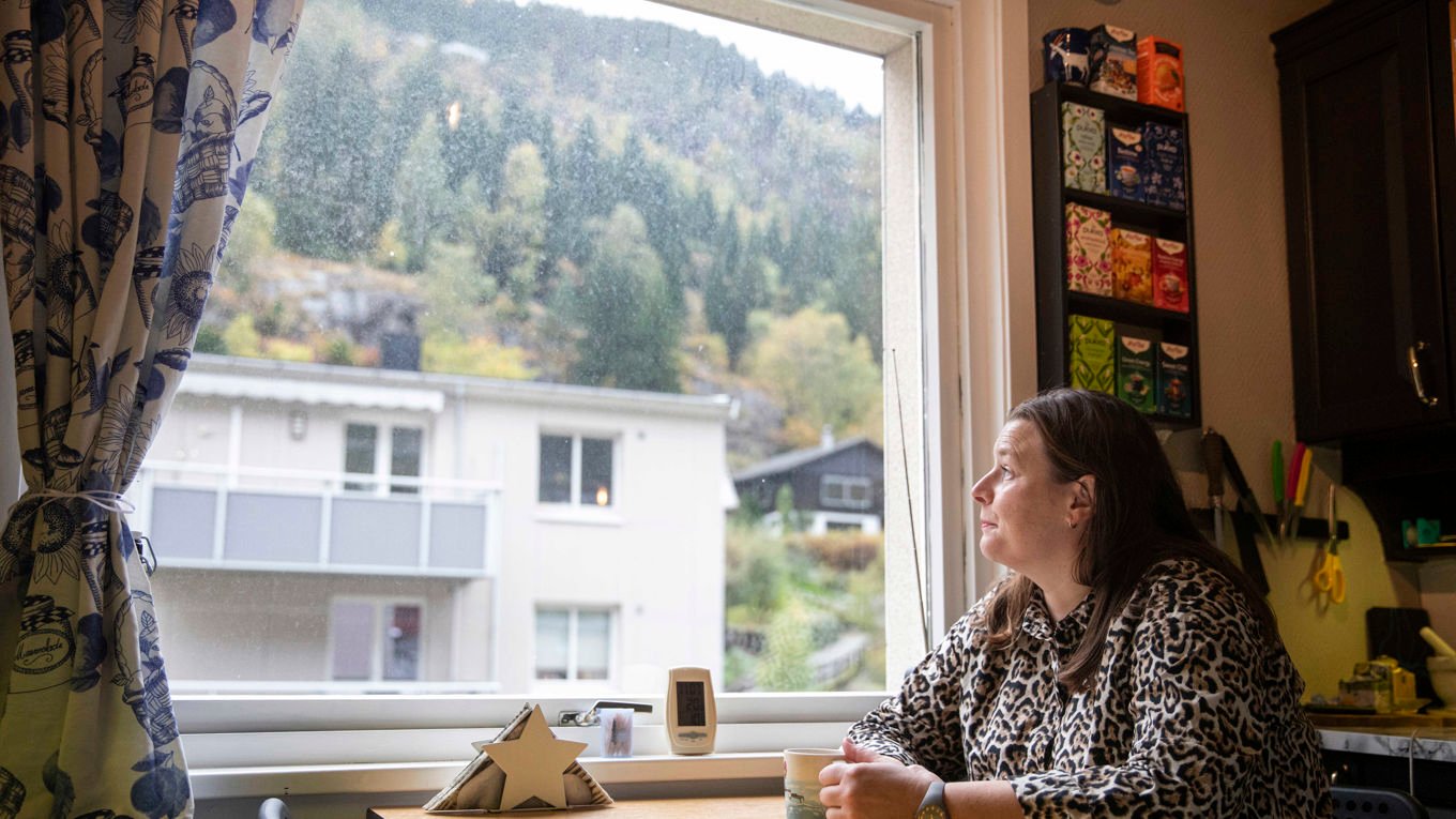 Ingerid Jordal ved kjøkkenvinduet