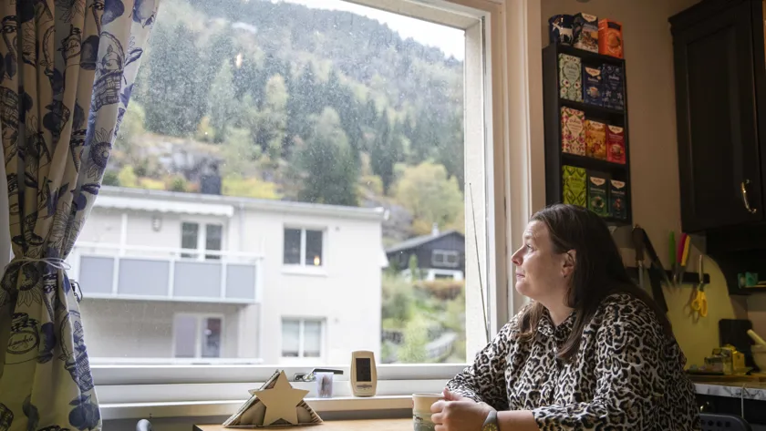 Ingerid Jordal ved kjøkkenvinduet