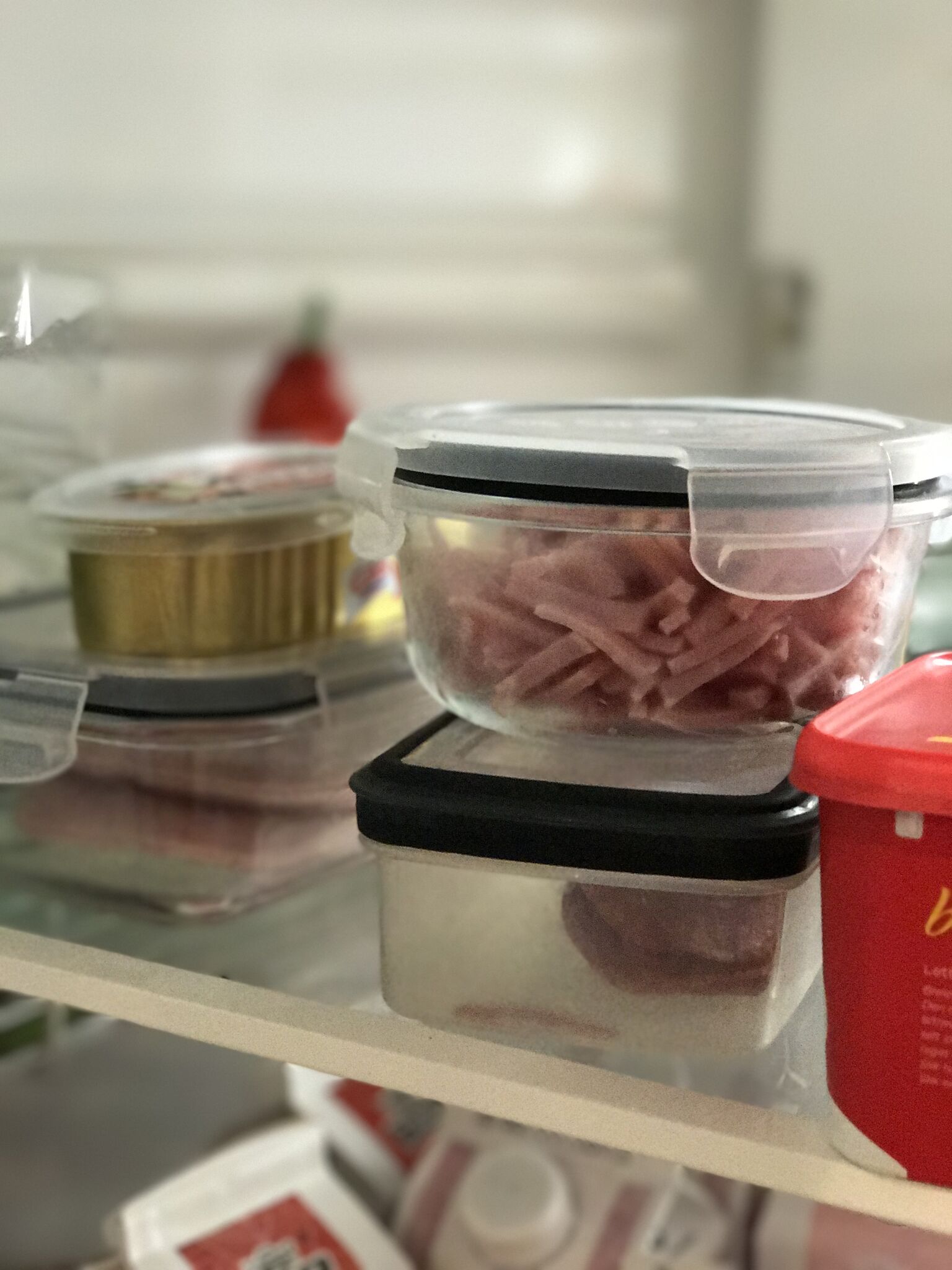 PÅ BOKS: Matbloggeren er flink til å legge matvarer over i plastbokser når pakningen er åpnet. Foto: Privat