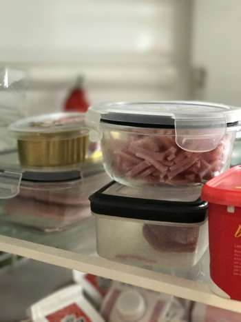 PÅ BOKS: Matbloggeren er flink til å legge matvarer over i plastbokser når pakningen er åpnet. Foto: Privat