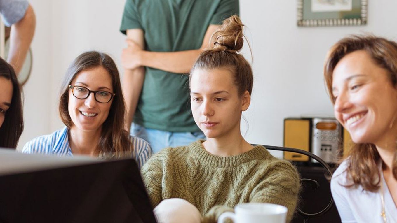 En gruppe mennesker i et styremøte