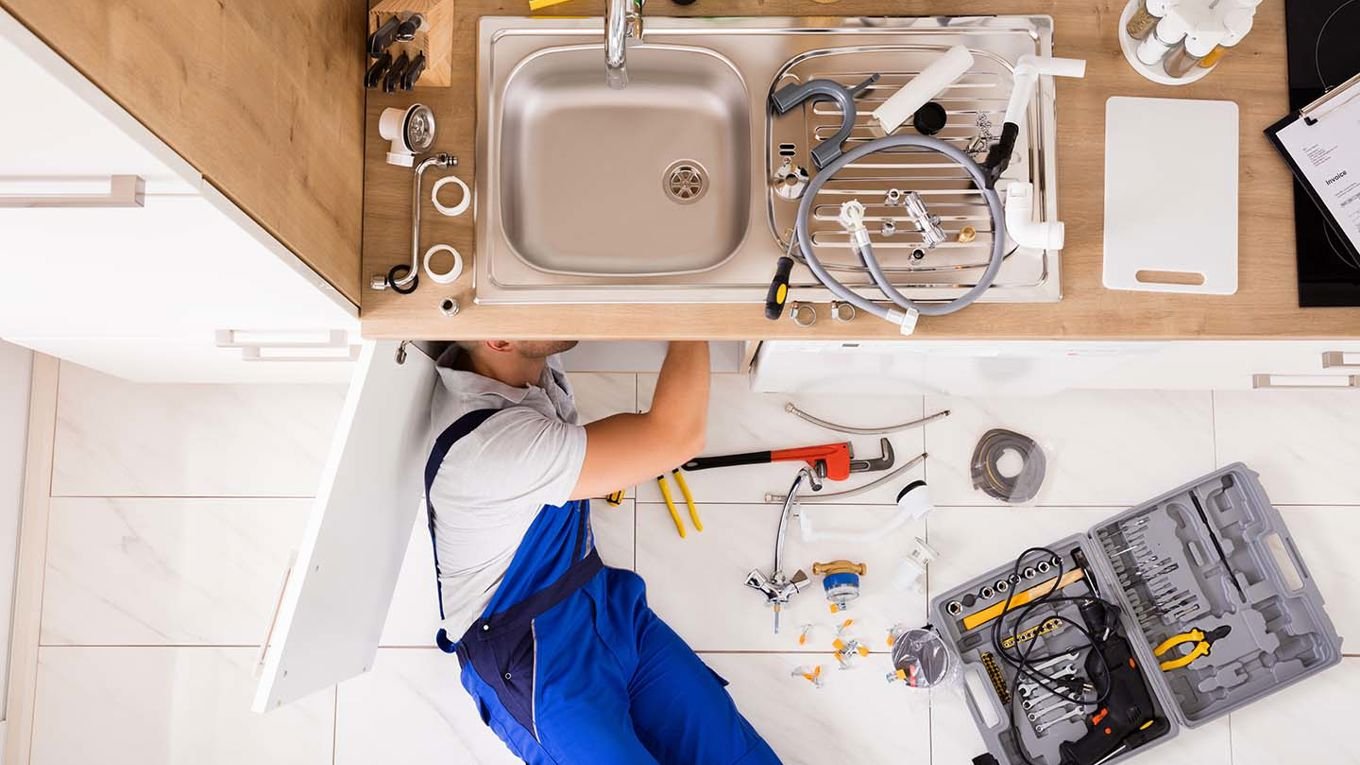 Håndverker utfører arbeid på kjøkkenet