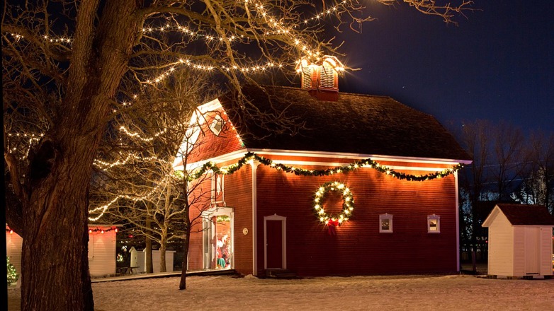 Hus pyntet med julelys
