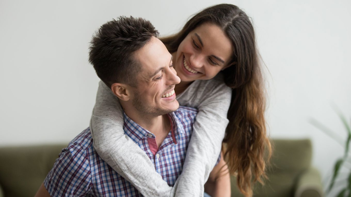 Et samboerpar som klemmer