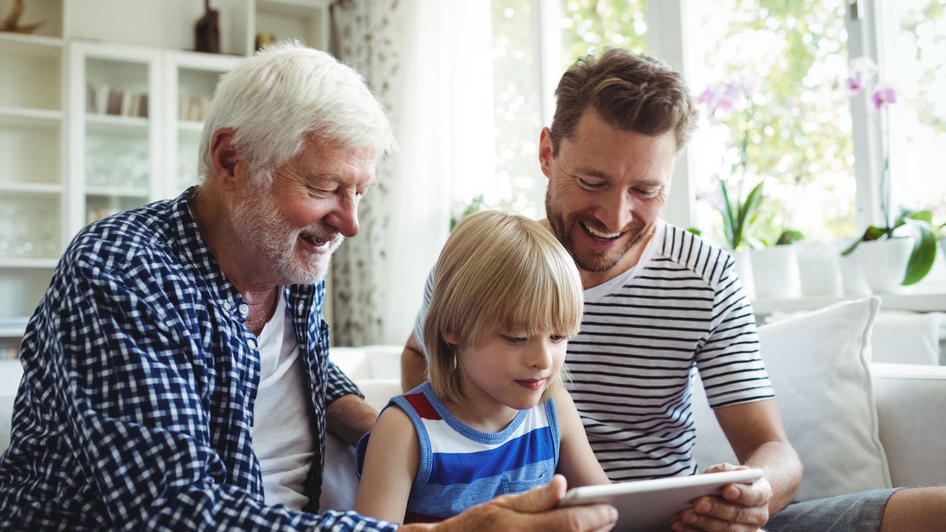 Tre generasjoner i en sofa: bestefar, sønn og barnebarn