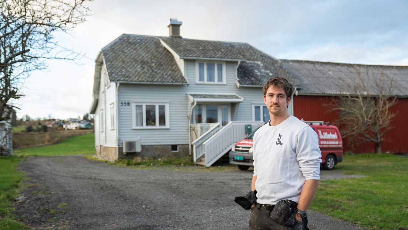 Leif Gunnar Lillehei på tunet uten for huset sitt