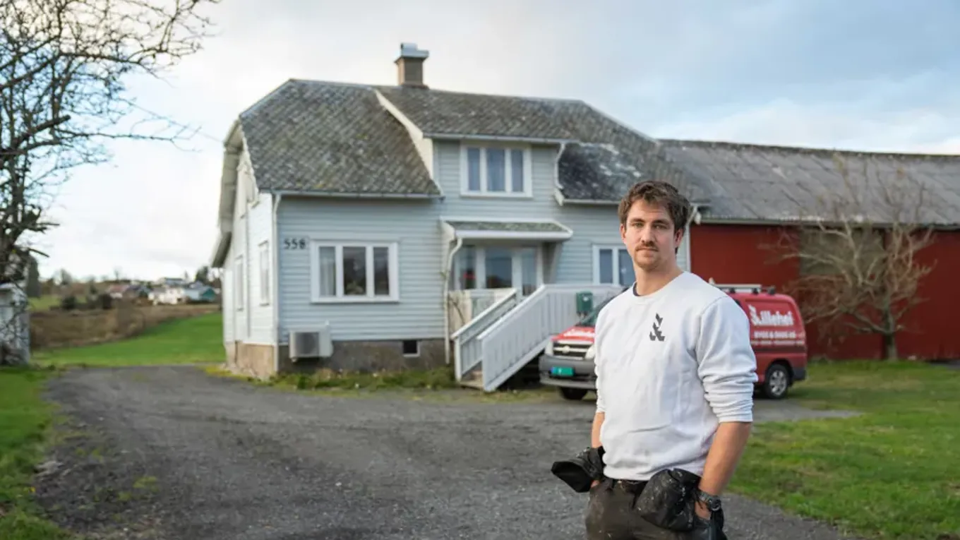 Leif Gunnar Lillehei på tunet uten for huset sitt