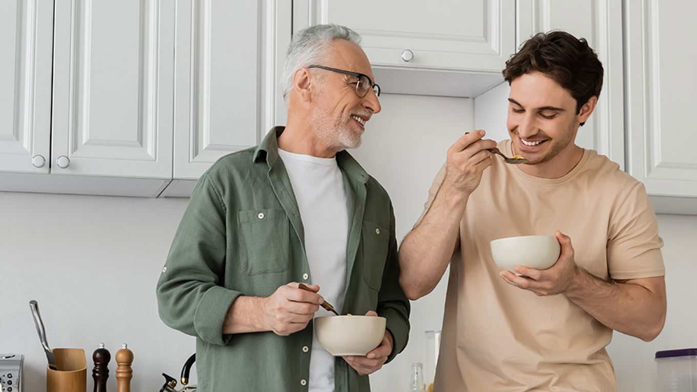Far og sønn tar en prat på kjøkkenet om fremtidsfullmakt