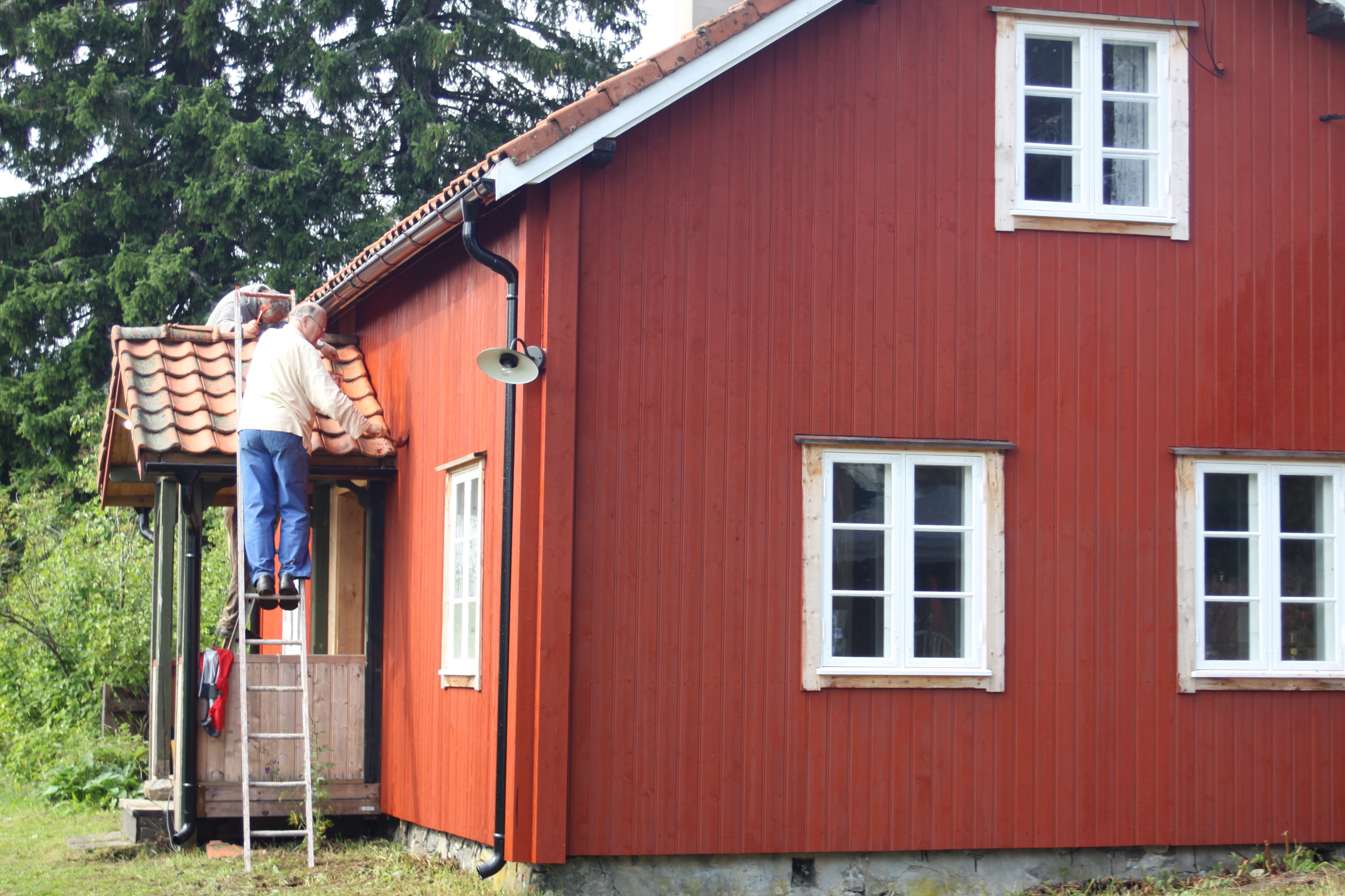 DOBBELT OPP: Nederste del av huset er utsatt for mer sol og regn en øverste. Det ble derfor malt et ekstra strøk på den nederste etasjen. Foto: Christel E Wigen Grøndahl, Byggogbevar.no.
