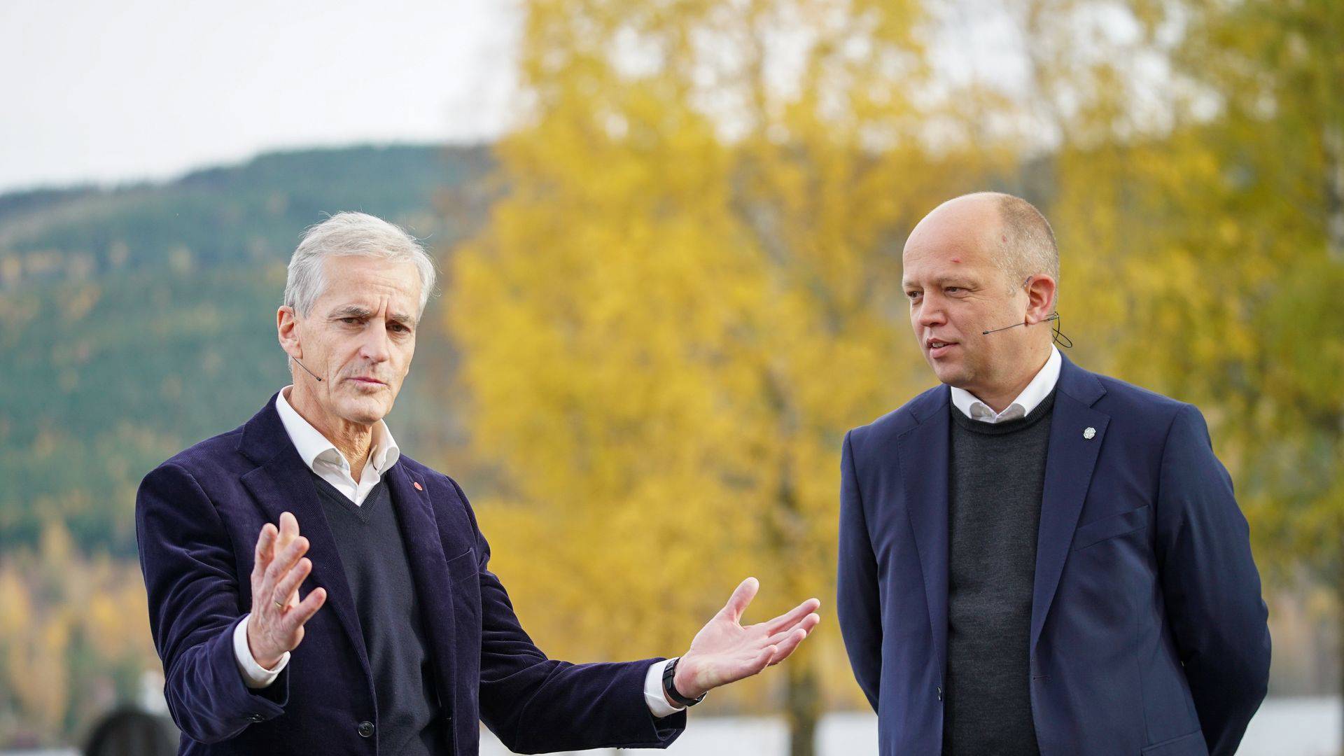 STARTEN: Statsminister Jonas Gahr Støre og SPs Trygve Slagsvold Vedum ved lanseringen av regjeringen. I januar 2025 sprakk regjeringen på grunn av EU-direktiver.