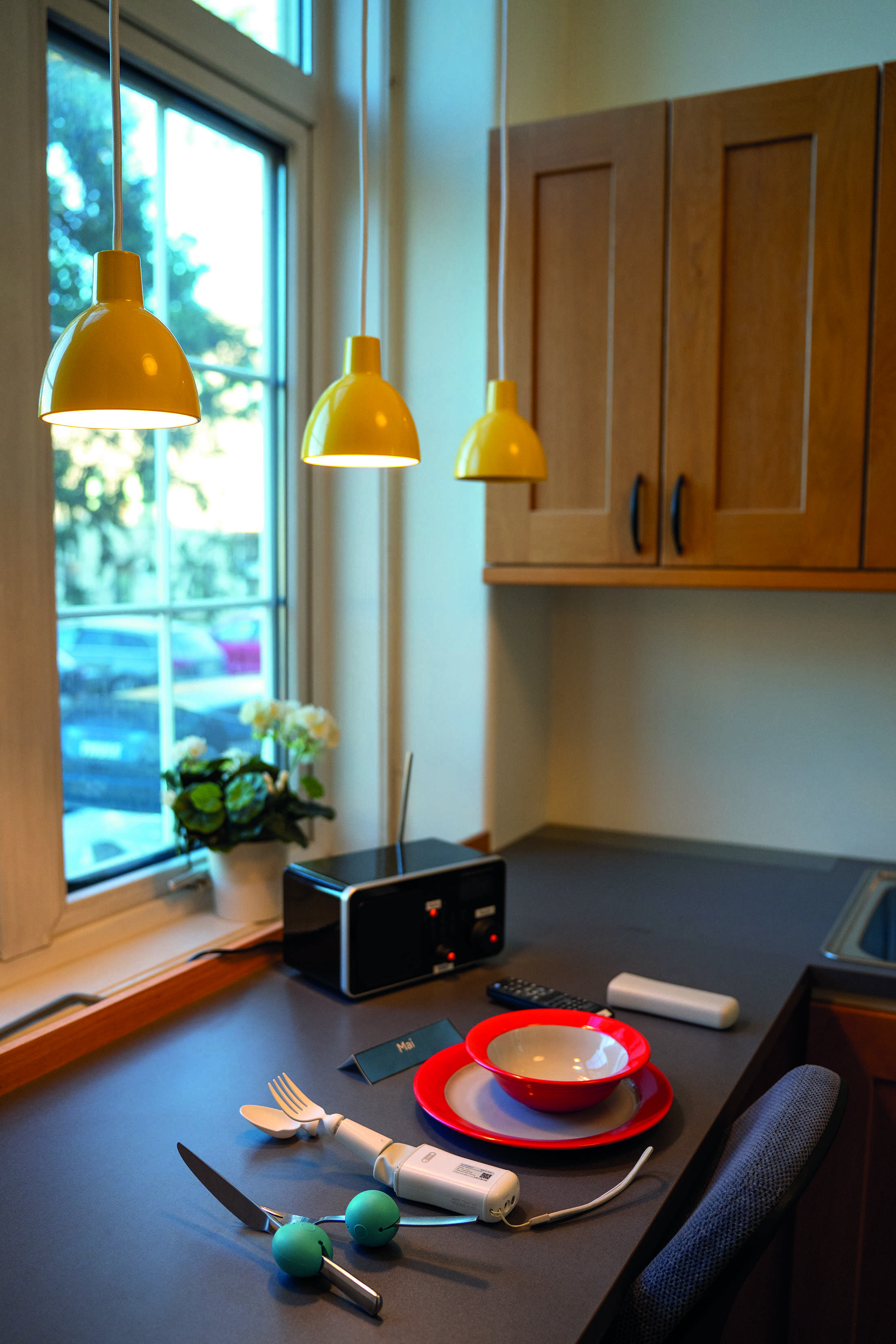 Kontrastfarger på kanten av tallerkenen gjør det enklere å spise