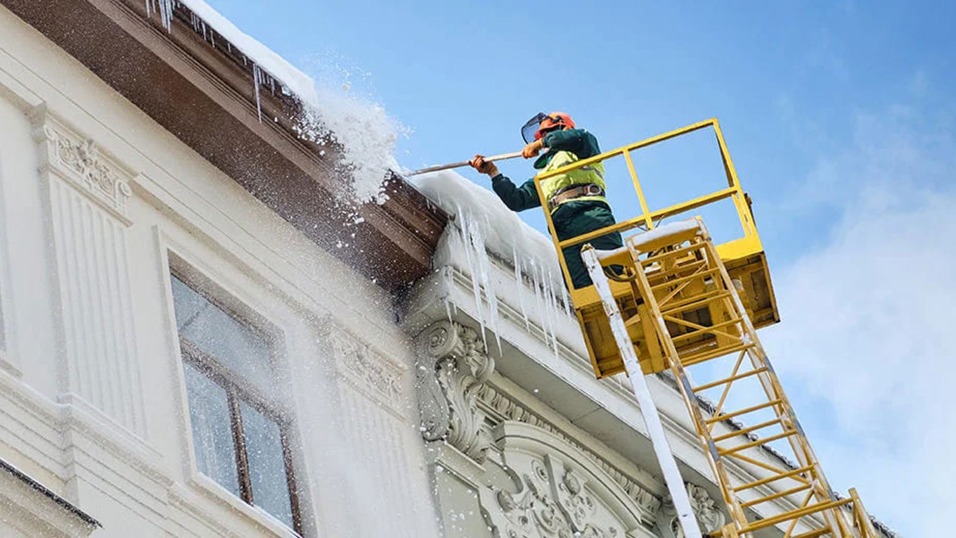 Noen som fjerner istapper på taket