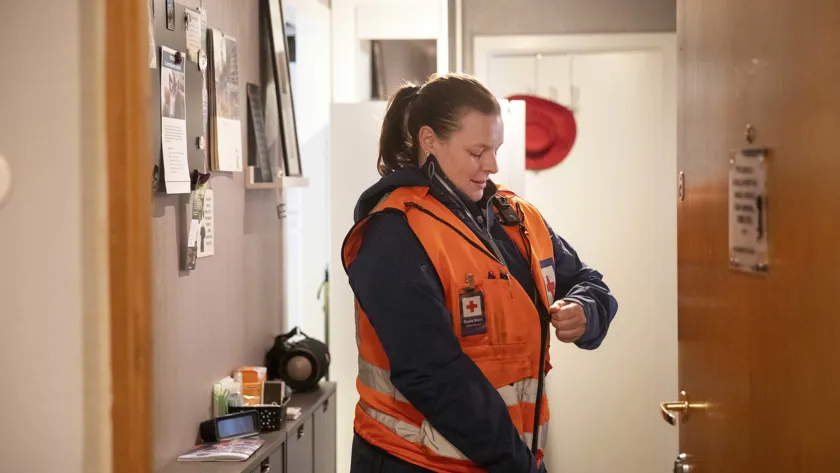 Kvinne tar på seg arbeidsklær