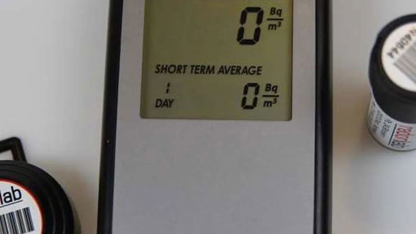 Nærbilde av radonmåler