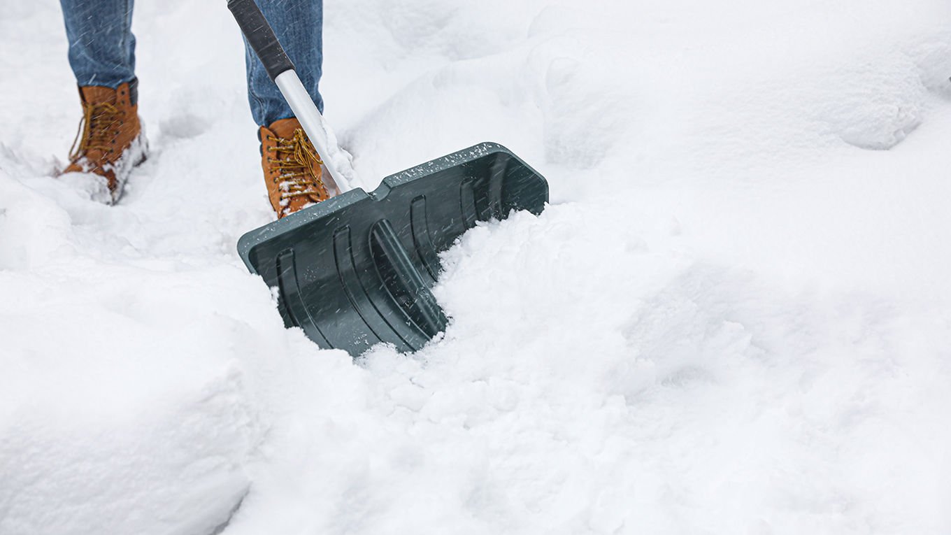 Noen som måker snø