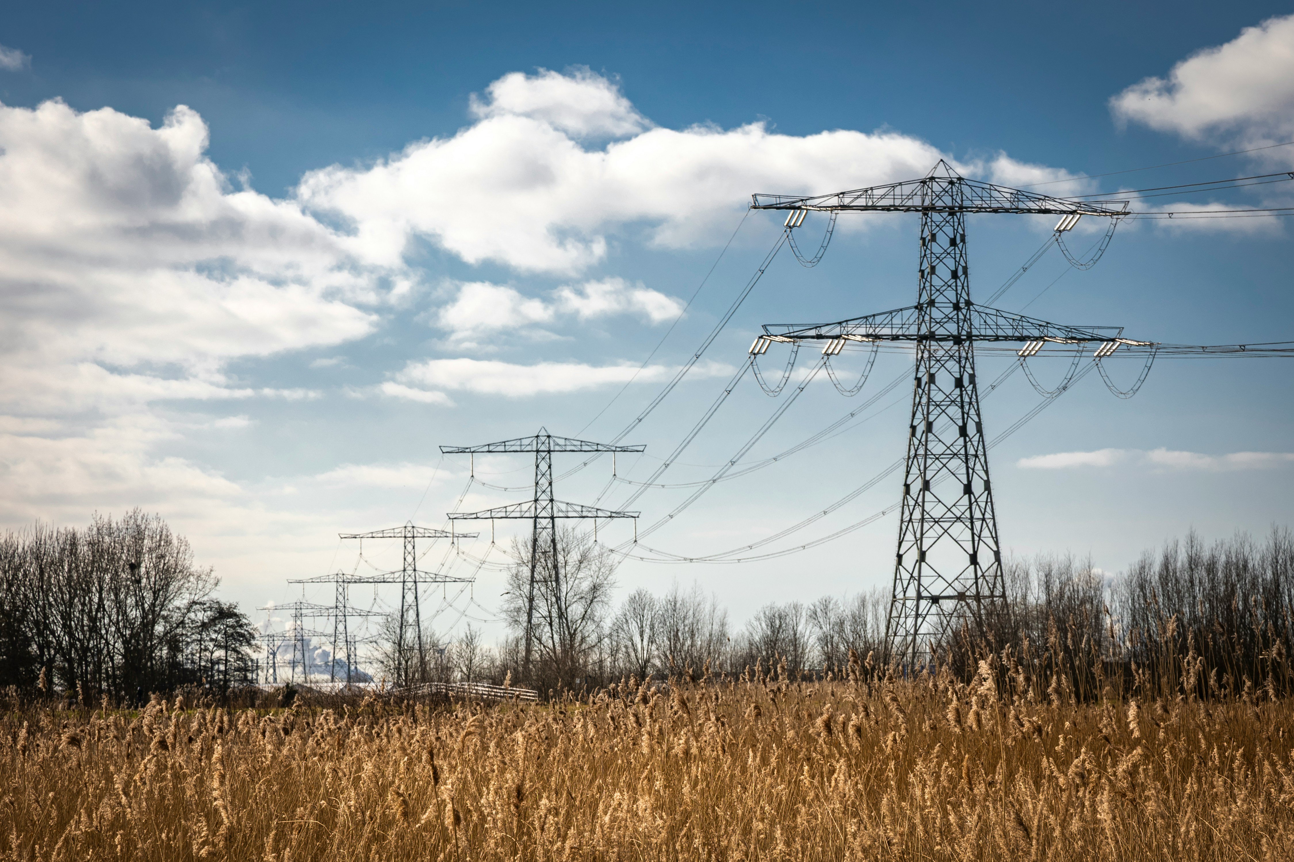 Strømmaster i landskap