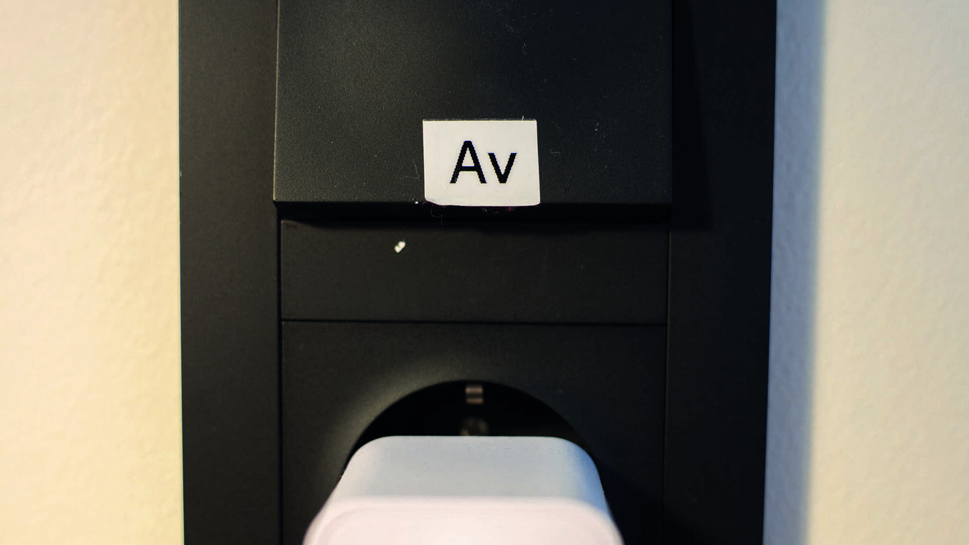 Lysbrytere og kontakter i kontrasterende farger gjør dem enkle å finne