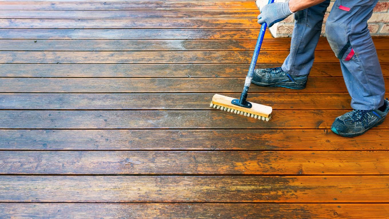 Skrubb av terrasse med kost