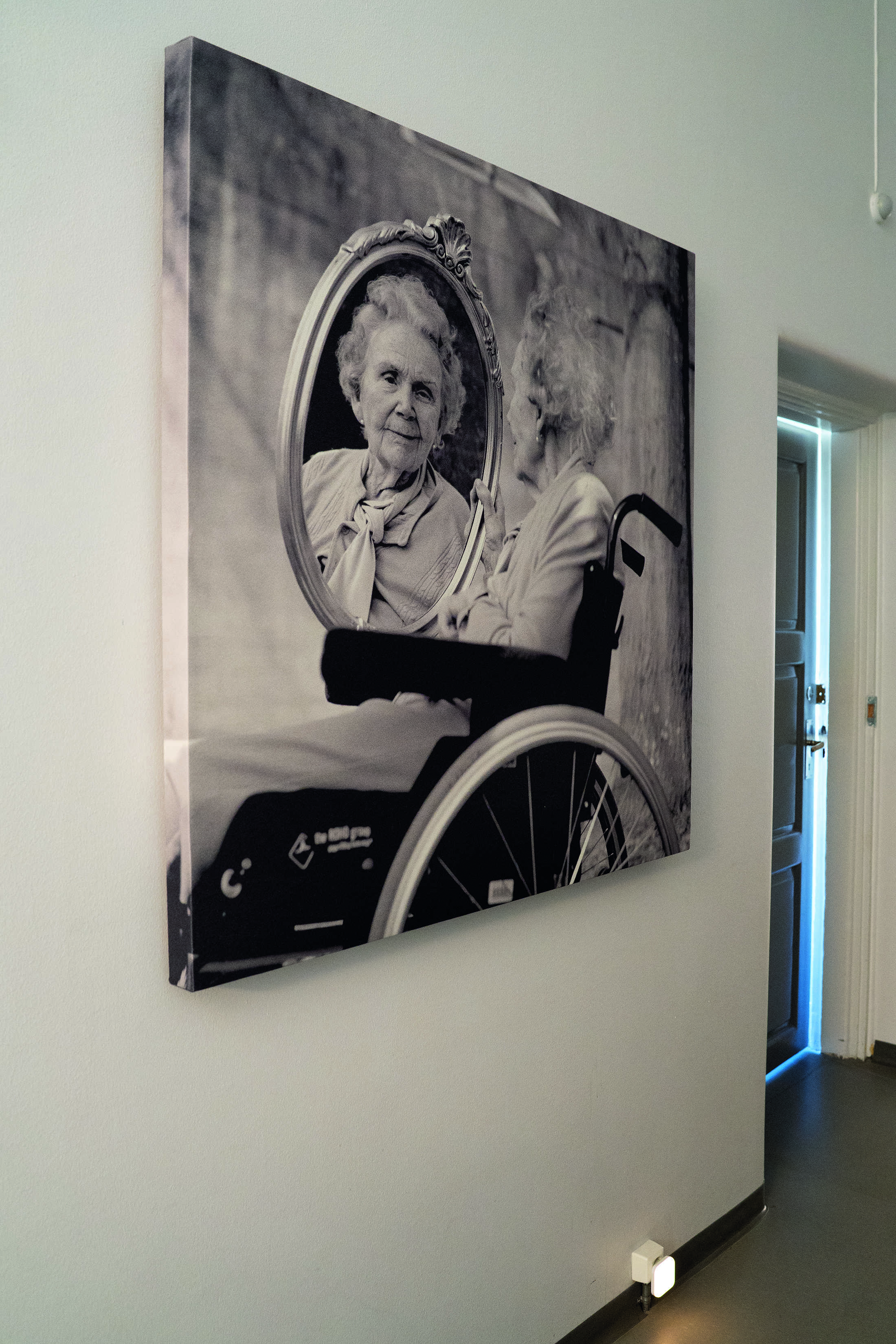 Et stort bilde på veggen som fungerer som lyddempende panel