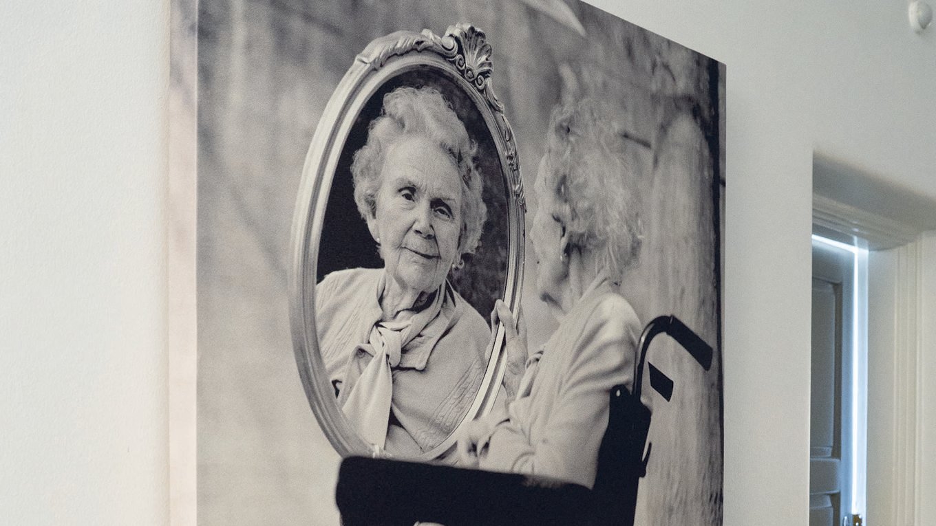 Et stort bilde på veggen som fungerer som lyddempende panel