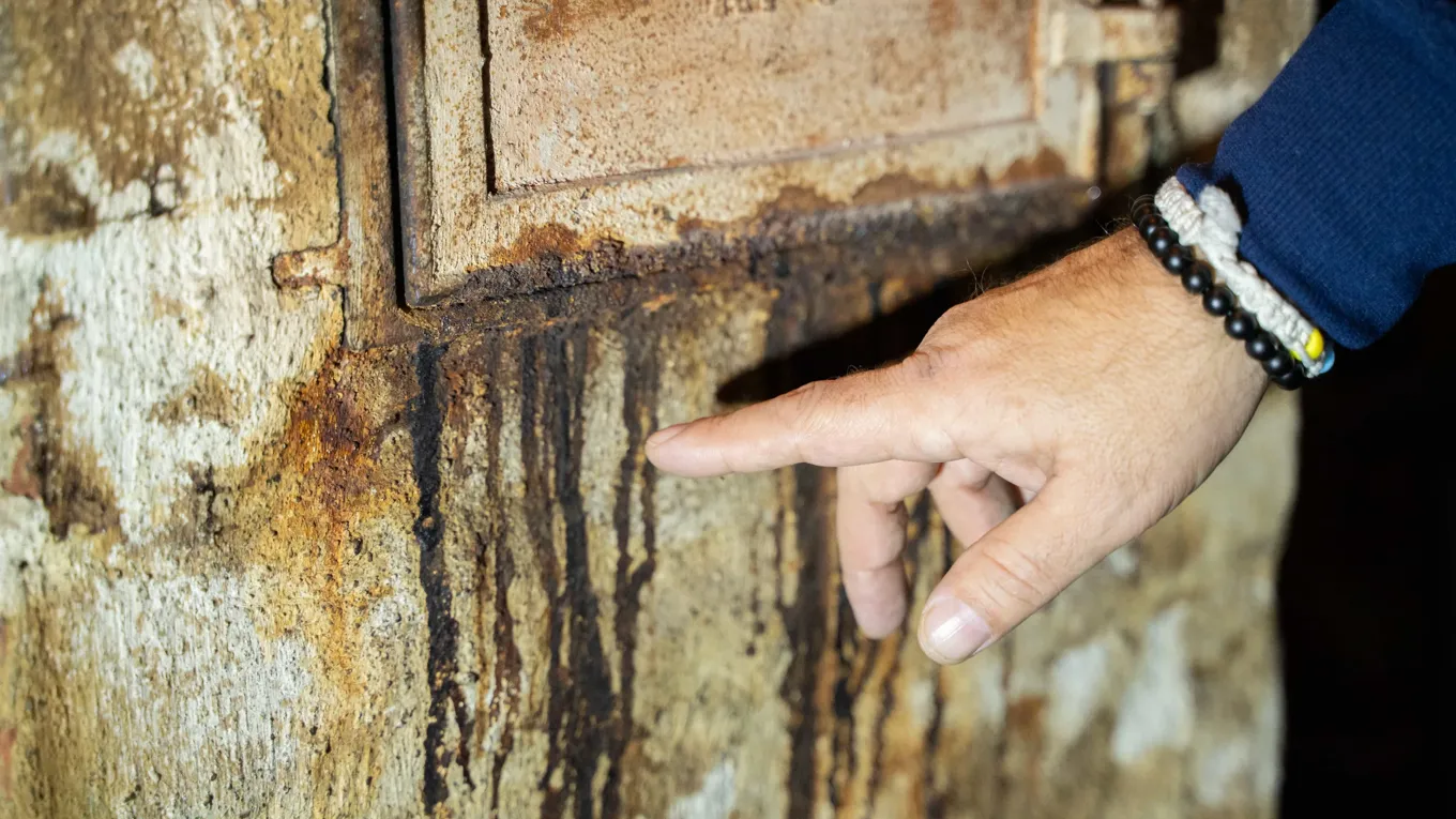 Vann og sot fra en skorstein pekes på