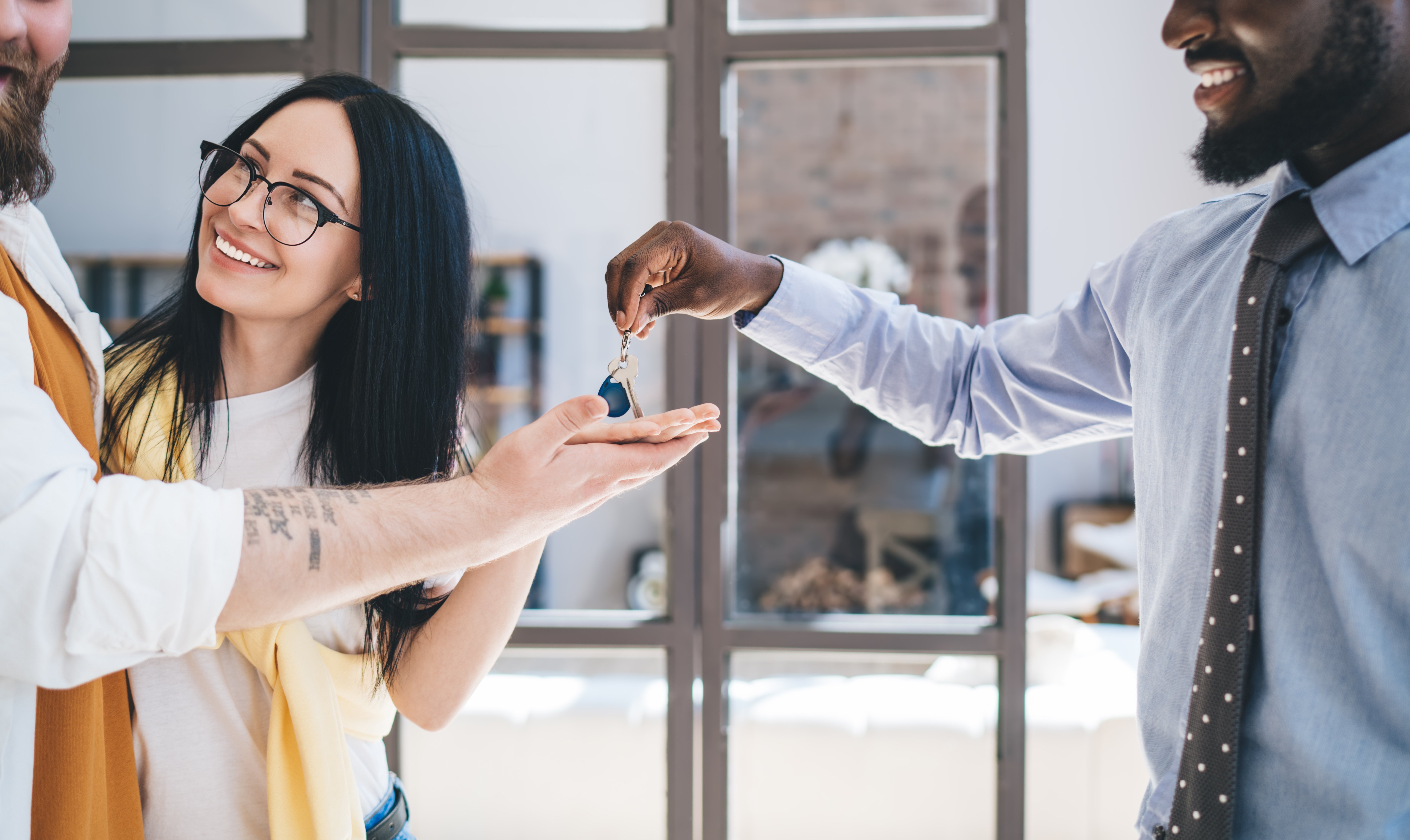 Mann overleverer nøkler til et par