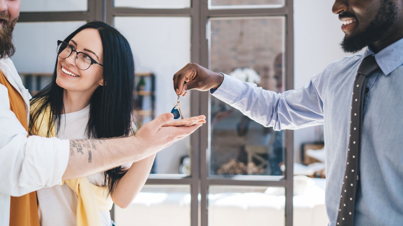 Mann overleverer nøkler til et par