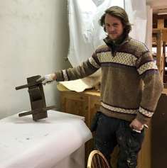 Jostein Utstumo leter i magasinet på Rørosmuseet etter gamle høvler, for å se hva slags verktøy som ble brukt før. Han er i gang med tredje året på bachelorstudiet i bygningsvern ved NTNU.