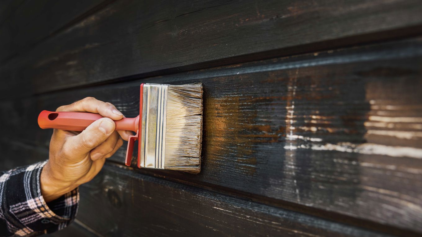 Treverk males med en kost