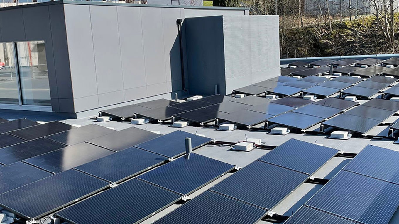 Solcellepanel på taket av en bygning