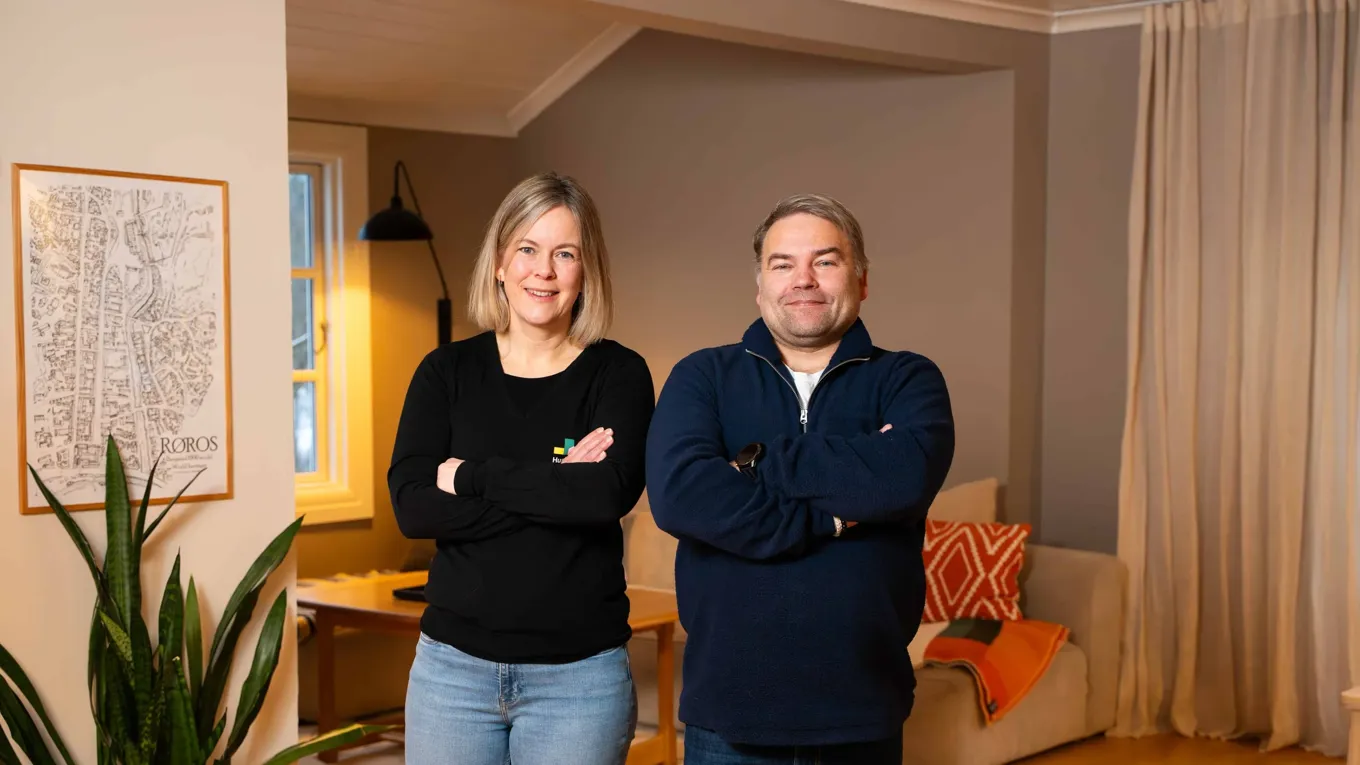 Ingeborg Engh og Anders Stensrud i en stue