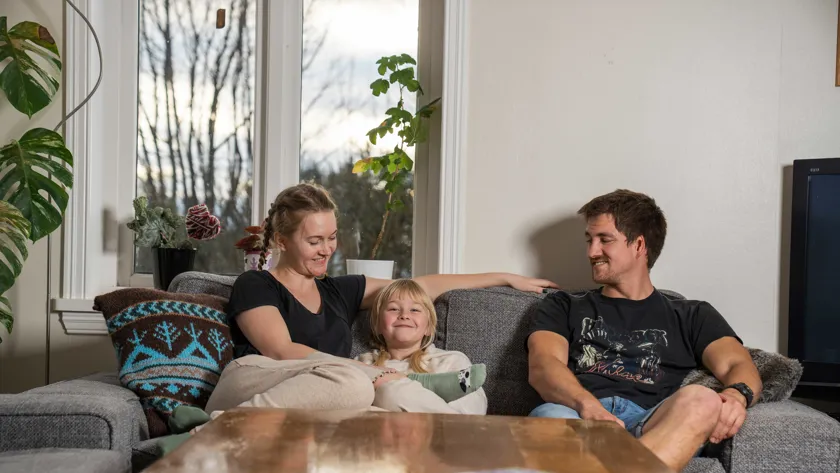 Leif Gunnar Lillehei i sofaen med familien