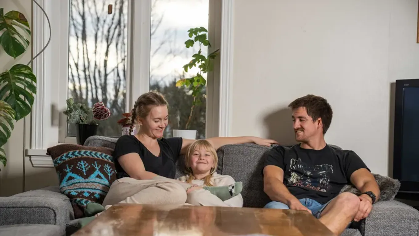 Leif Gunnar Lillehei i sofaen med familien