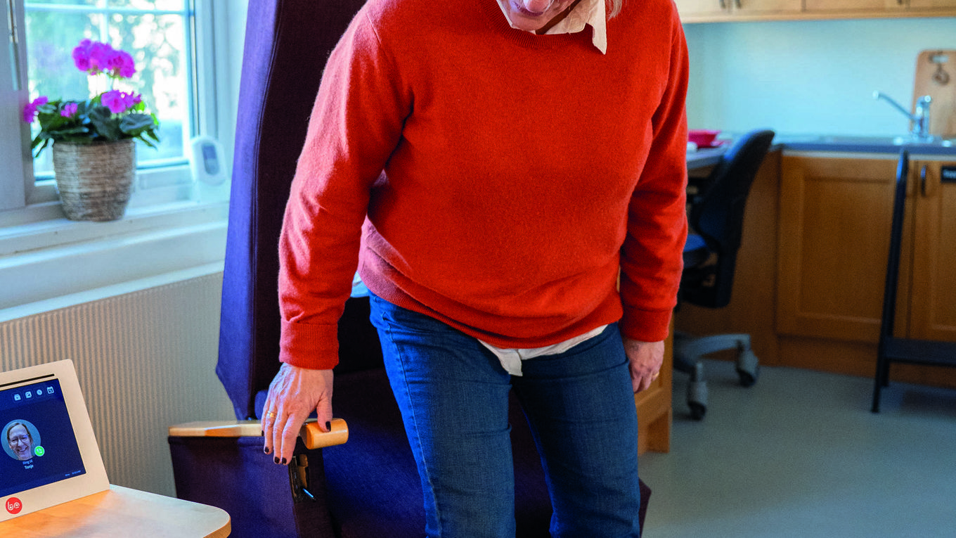 En stol hjelper med å reise seg fra sittende stilling