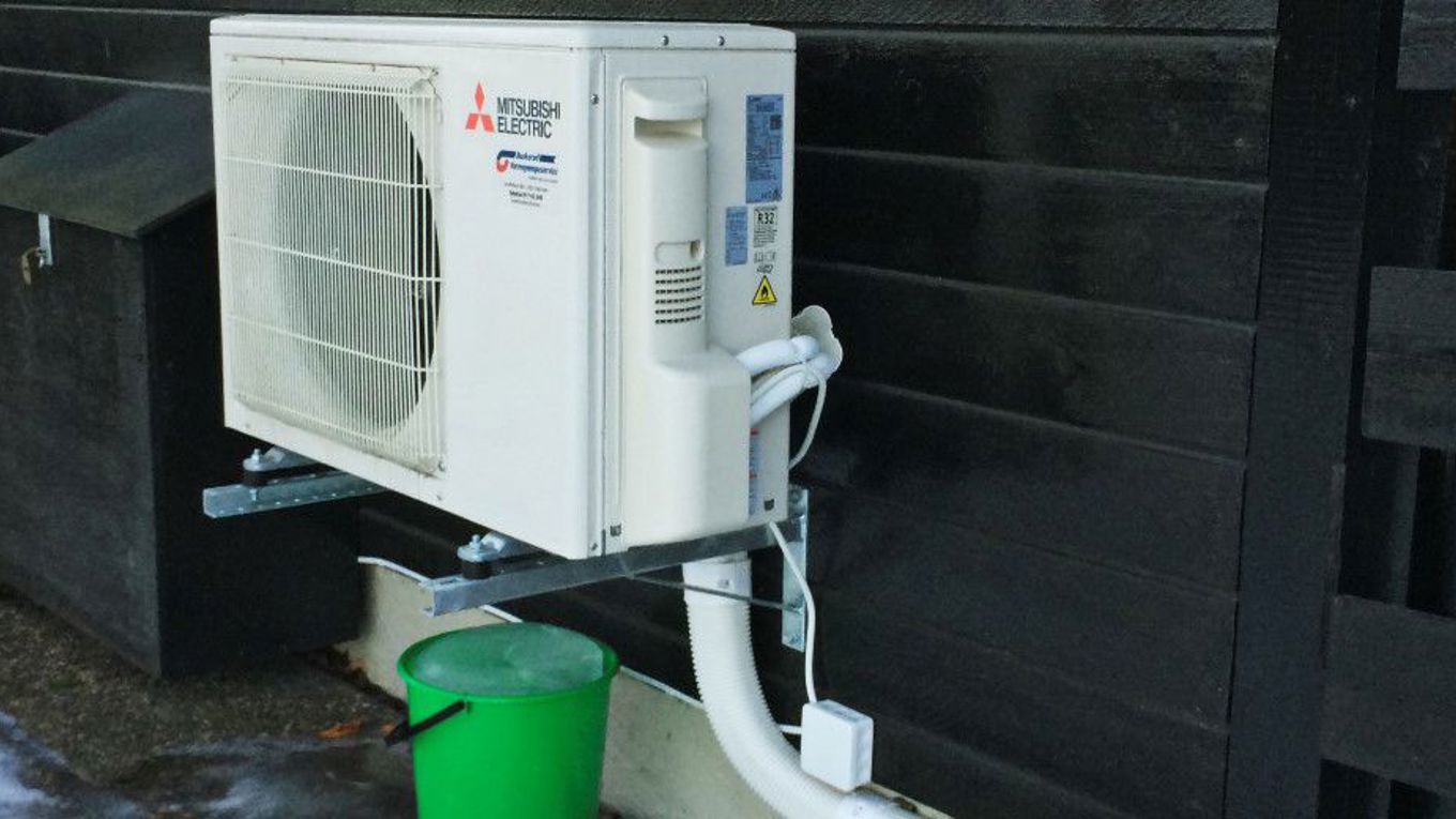 Varmepumpe med en bøtte under som samler vann